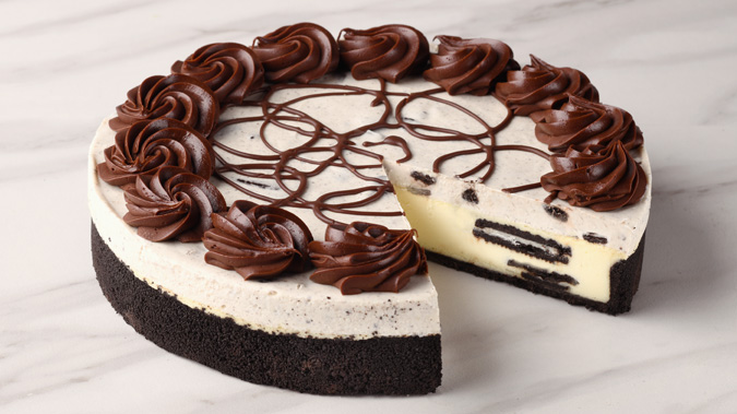 Picture of whole oreo cheesecake with slice taken out
